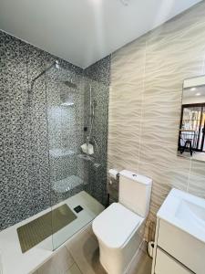 Ένα μπάνιο στο Las Américas Tropical Nights Apartment +26 φωτογραφίες