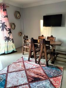 Μια τηλεόραση ή/και κέντρο ψυχαγωγίας στο شاليه للايجار بقرية ديمورا