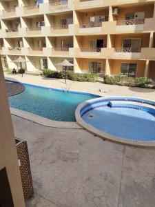 Πισίνα στο ή κοντά στο شاليه للايجار بقرية ديمورا