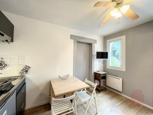 Televízia a/alebo spoločenská miestnosť v ubytovaní Appartement F2 avec balcon, proche des Thermes à Lamalou-les-Bains, Animaux Acceptés, Parking Gratuit - FR-1-451-166