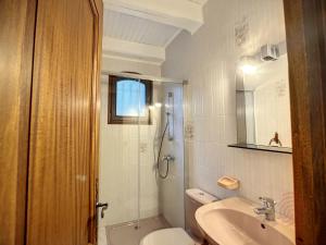 Kúpeľňa v ubytovaní Maison F4 avec terrasse, parking et animaux acceptés - FR-1-451-185