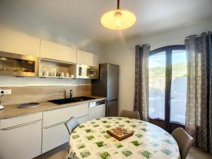 Kuchyňa alebo kuchynka v ubytovaní Maison F4 avec terrasse, parking et animaux acceptés - FR-1-451-185