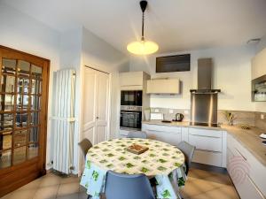 Kuchyňa alebo kuchynka v ubytovaní Maison F4 avec terrasse, parking et animaux acceptés - FR-1-451-185