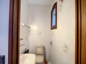 Kúpeľňa v ubytovaní Maison F4 avec terrasse, parking et animaux acceptés - FR-1-451-185
