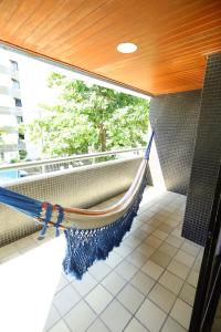 una hamaca en una habitación con ventana en Conforto e localização privilegiada na Pituba, en Salvador