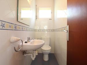 ein Badezimmer mit Waschbecken, Toilette und Spiegel in der Unterkunft Casa amplia con jardín a 100m de la playa de La Farella, cerca del puerto de Llançà - ES-228-168 in Llança + 28 Fotos