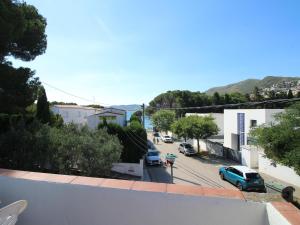 Blick auf eine Straße mit auf der Straße geparkt in der Unterkunft Casa amplia con jardín a 100m de la playa de La Farella, cerca del puerto de Llançà - ES-228-168 in Llança