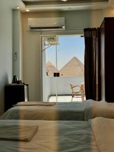 Vuode tai vuoteita majoituspaikassa Anubis Pyramids View