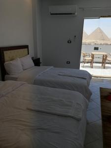 Vuode tai vuoteita majoituspaikassa Anubis Pyramids View