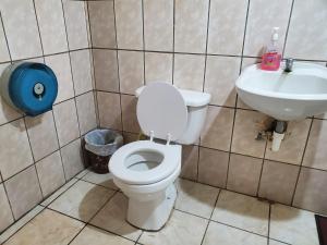 Vannituba majutusasutuses Apartamentos y Hostal RUDON #4