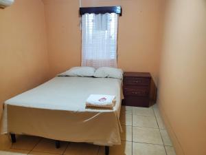 Voodi või voodid majutusasutuse Apartamentos y Hostal RUDON #4 toas