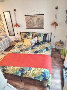 a bed in a room with a colorful couch at L'appartement de la rivière qui chante in Nyons