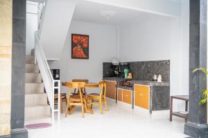 una cucina e una sala da pranzo con tavolo e sedie di Twin OLA a Tabanan