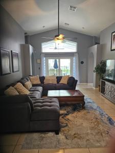 ein Wohnzimmer mit einer Couch und einem Couchtisch in der Unterkunft Minnie Heaven in Kissimmee