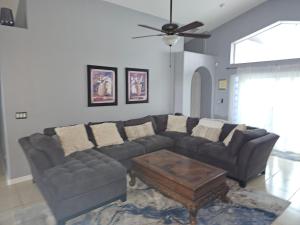 ein Wohnzimmer mit einer Couch und einem Couchtisch in der Unterkunft Minnie Heaven in Kissimmee