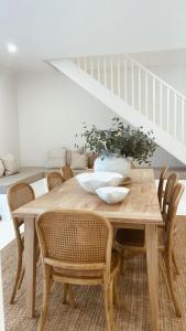 HOME ByCoastalRoad的休息区