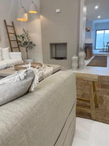 HOME ByCoastalRoad的休息区