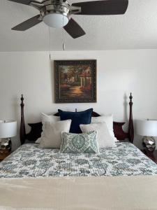 una camera con letto e ventilatore a soffitto di Zion Cottage Glendale a Glendale