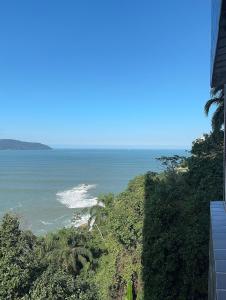 een uitzicht op de oceaan vanuit een gebouw bij Apartamento Sunset House Porchat in São Vicente +8 foto's