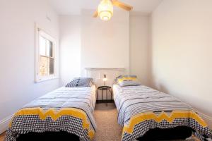 Letto o letti in una camera di Private Unit in Heritage Building in Fitzroy North