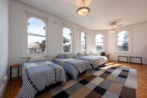 Letto o letti in una camera di Private Unit in Heritage Building in Fitzroy North