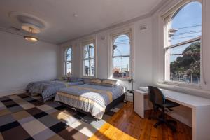 Letto o letti in una camera di Private Unit in Heritage Building in Fitzroy North
