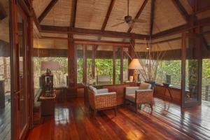 Posezení v ubytování Two Seasons Coron Island Resort