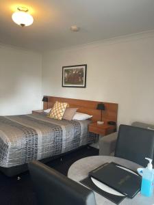 Ένα ή περισσότερα κρεβάτια σε δωμάτιο στο Westwood Motor Inn