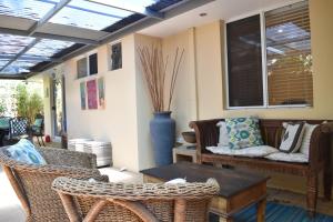 Prostor za sedenje u objektu Bright 2 Bedroom Apartment In A Great Location +39 fotografija