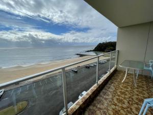 un balcón con vista a la playa en Oceanic 28 On The Beach, en Forster