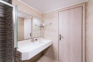 Bilik mandi di Matala Bay in Style Apartments