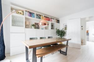 Un comedor con mesa y sillas en Welcoming 4BD House with Garden in Dublin, en Dublín