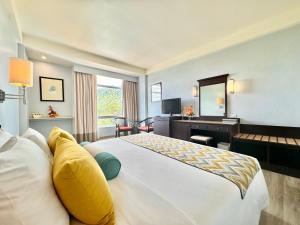 Phuket Merlin Hotel客房内的一张或多张床位