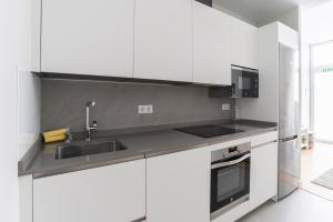 Kuchyň nebo kuchyňský kout v ubytování Bright and Airy 2 Bedroom Apartment in Madrid