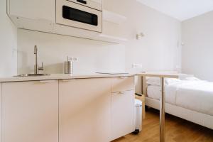 Kuchyňa alebo kuchynka v ubytovaní Relaxing Studio Apartment in the Heart of Paris