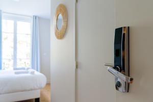 Televízia a/alebo spoločenská miestnosť v ubytovaní Relaxing Studio Apartment in the Heart of Paris