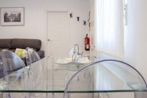 szklany stół w salonie z kanapą w obiekcie Chic 1 Bedroom Apartment next to El Prado w Madrycie +17 zdjęć