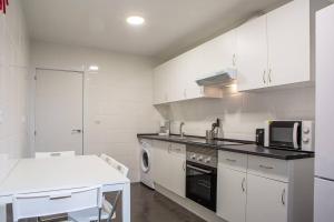 Kép Lovely 3 Bedroom Apartment next to Fuencarral szállásáról Madridban a galériában