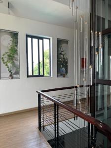 a dining room with a glass table and chandelier at THIÊN NGA HOTEL in Buôn Alê (1)