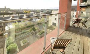 Un balcón con dos sillas y vista a una ciudad. en Bright 2BD Flat with Private Balcony - Dublin, en Dublín