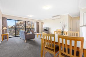 Posezení v ubytování Perth Family Getaway Pool & Parking