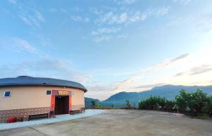 Nespecifikovaný výhled na hory nebo výhled na hory při pohledu z luxury tent