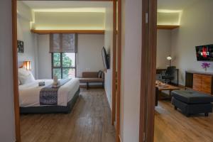 TV a/nebo společenská místnost v ubytování BATIQA Hotel Palembang