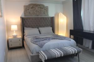 1 dormitorio con 1 cama con cabecera y mesa en Entire home in Lawndale Los Angeles, en Lawndale