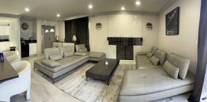 Una sala de estar con dos sofás y una chimenea. en Entire home in Lawndale Los Angeles, en Lawndale