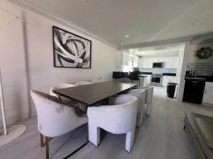 Un comedor con mesa y sillas en Entire home in Lawndale Los Angeles, en Lawndale