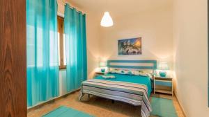 เตียงในห้องที่ Family holiday house by the sea