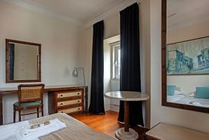 En eller flere senge i et værelse på Large family flat in Campo de Ourique