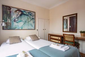 En eller flere senge i et værelse på Large family flat in Campo de Ourique