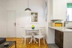 Zdjęcie z galerii obiektu Lovely and Chic 1 Bedroom Apartment next to Atocha w Madrycie